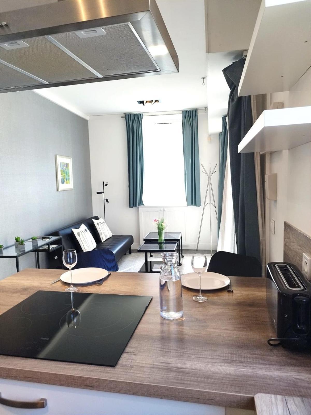 Elegant In The Heart Of Just Steps From The Chateau