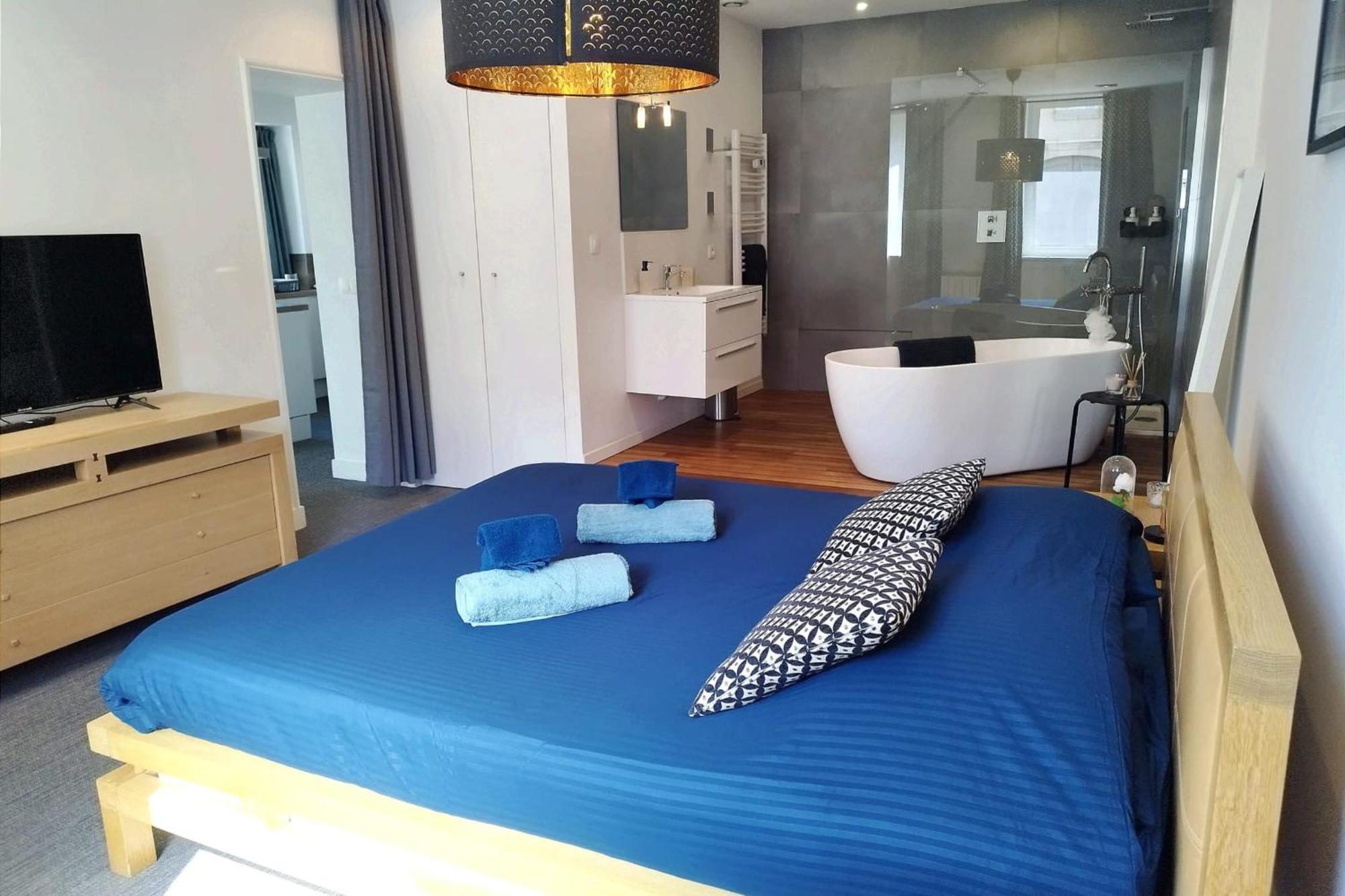 Elegant In The Heart Of Just Steps From The Chateau Chantilly