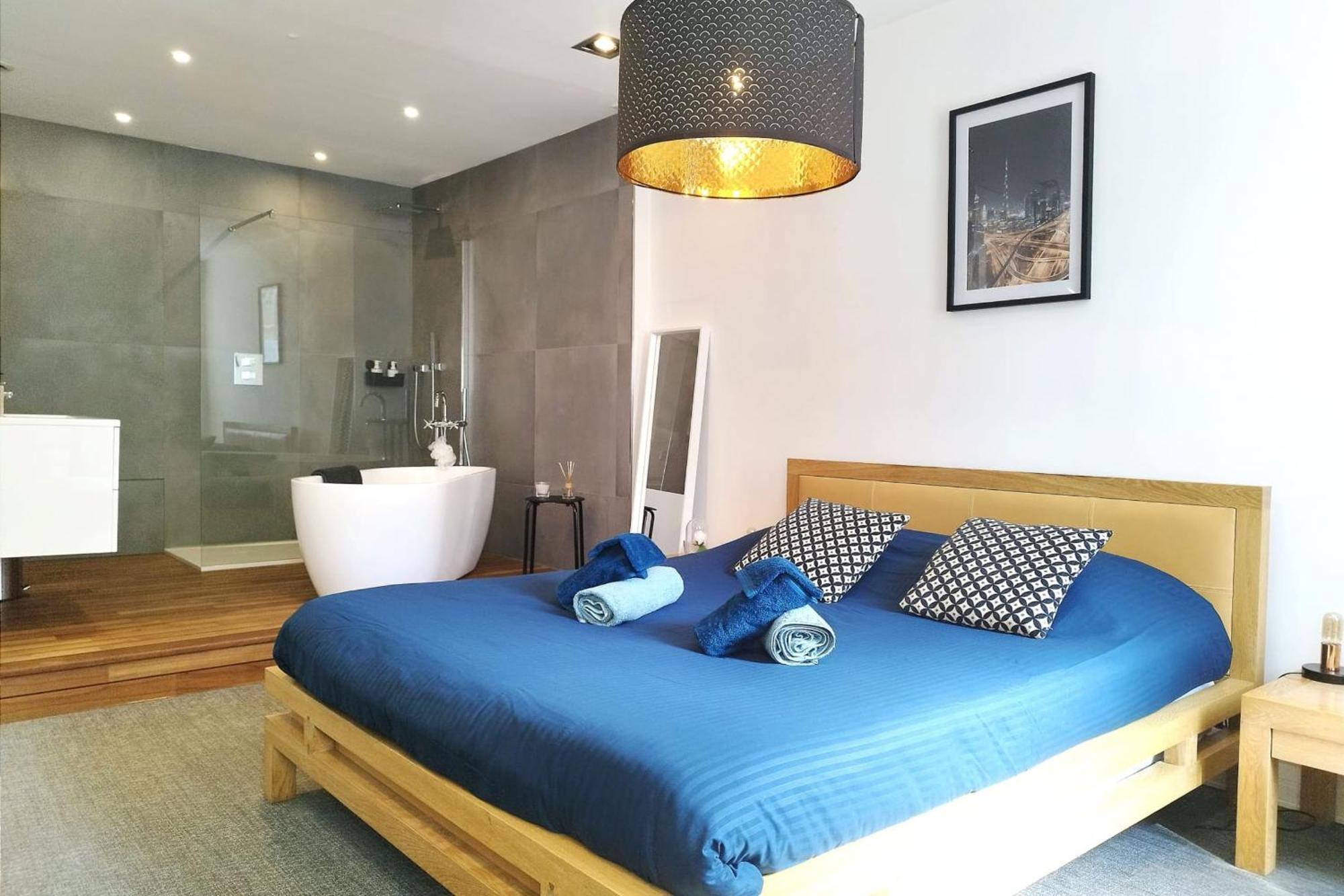 Elegant In The Heart Of Just Steps From The Chateau Chantilly